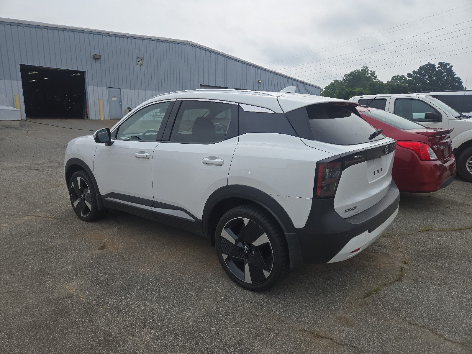 2025 Nissan Kicks SR