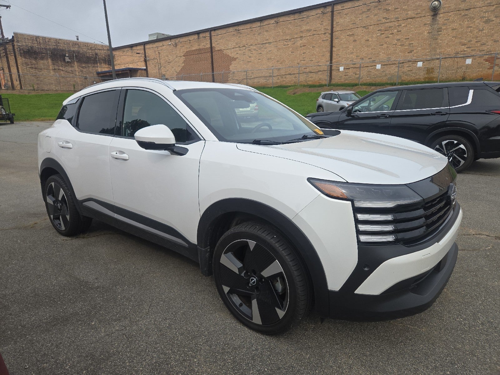 2025 Nissan Kicks SR