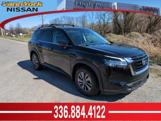 2022 Nissan Pathfinder SV