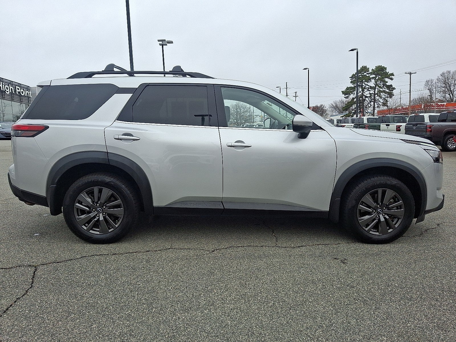 2023 Nissan Pathfinder SV