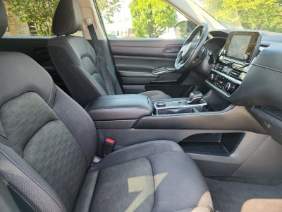 2023 Nissan Pathfinder SV