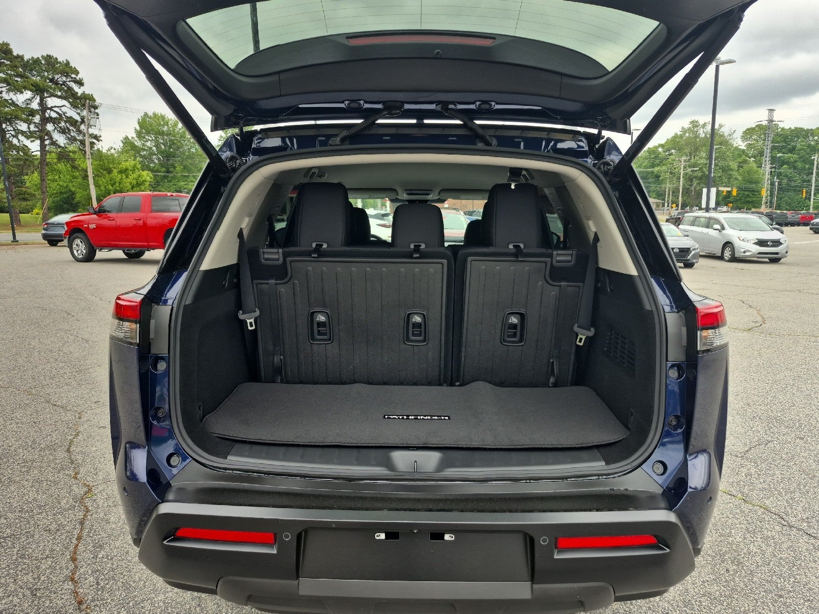 2026 Nissan Pathfinder SV