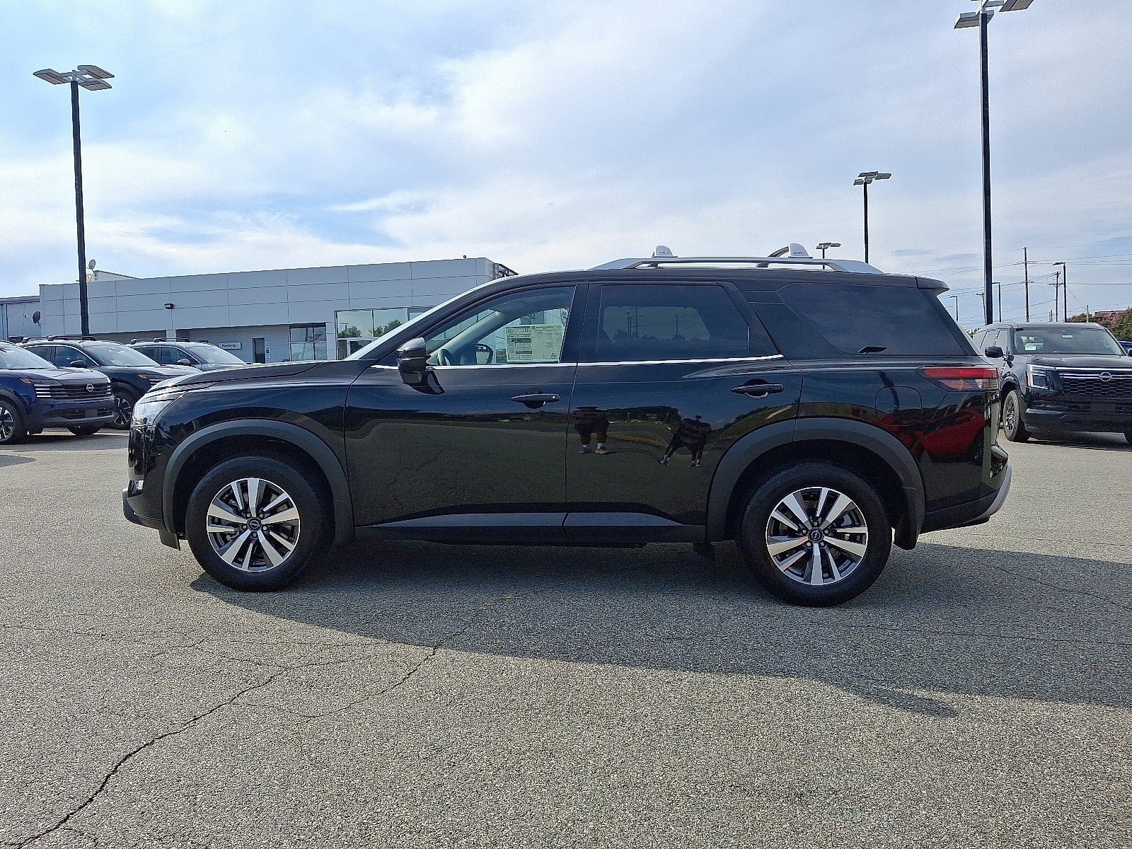 2025 Nissan Pathfinder SL