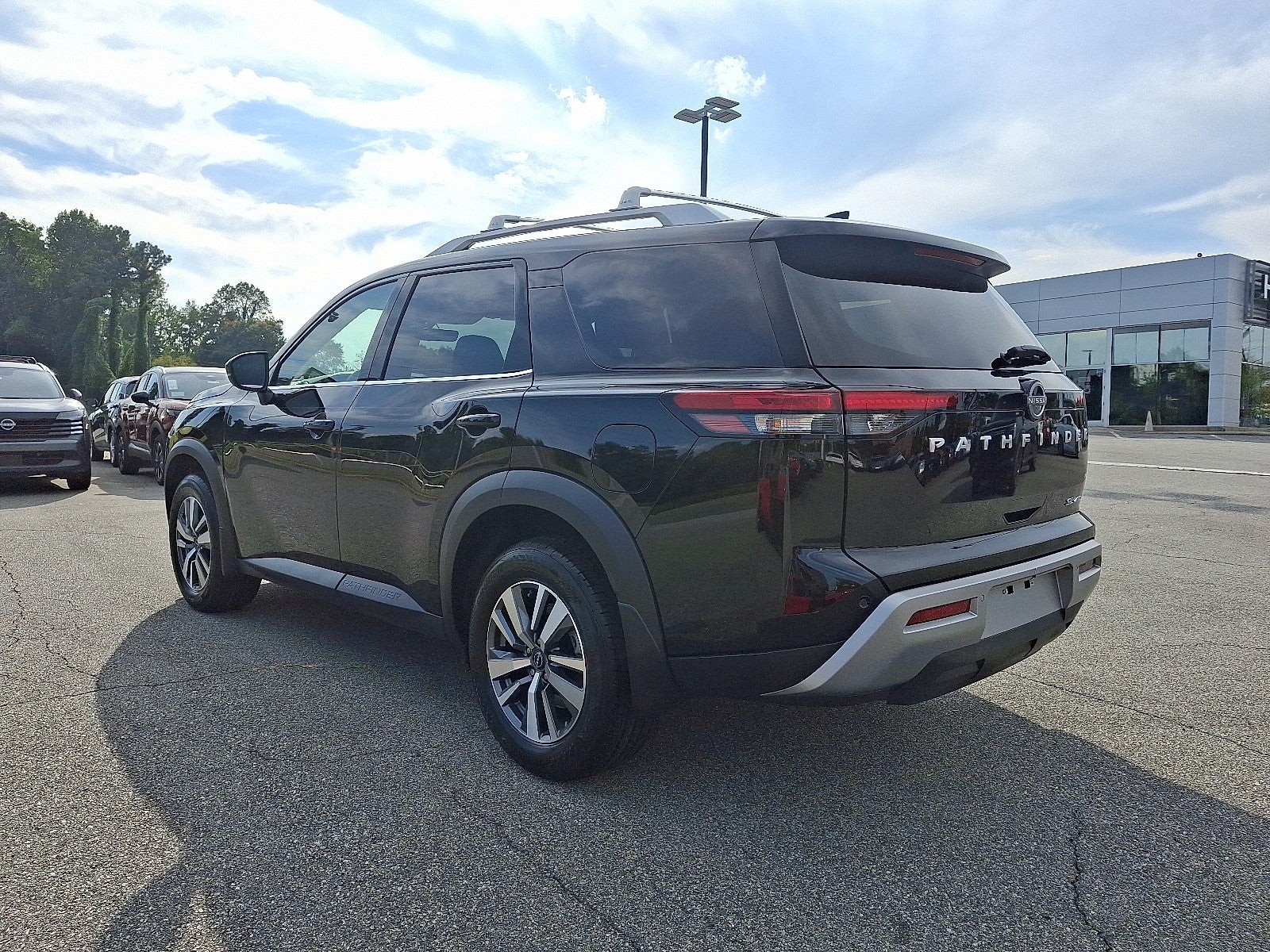 2025 Nissan Pathfinder SL