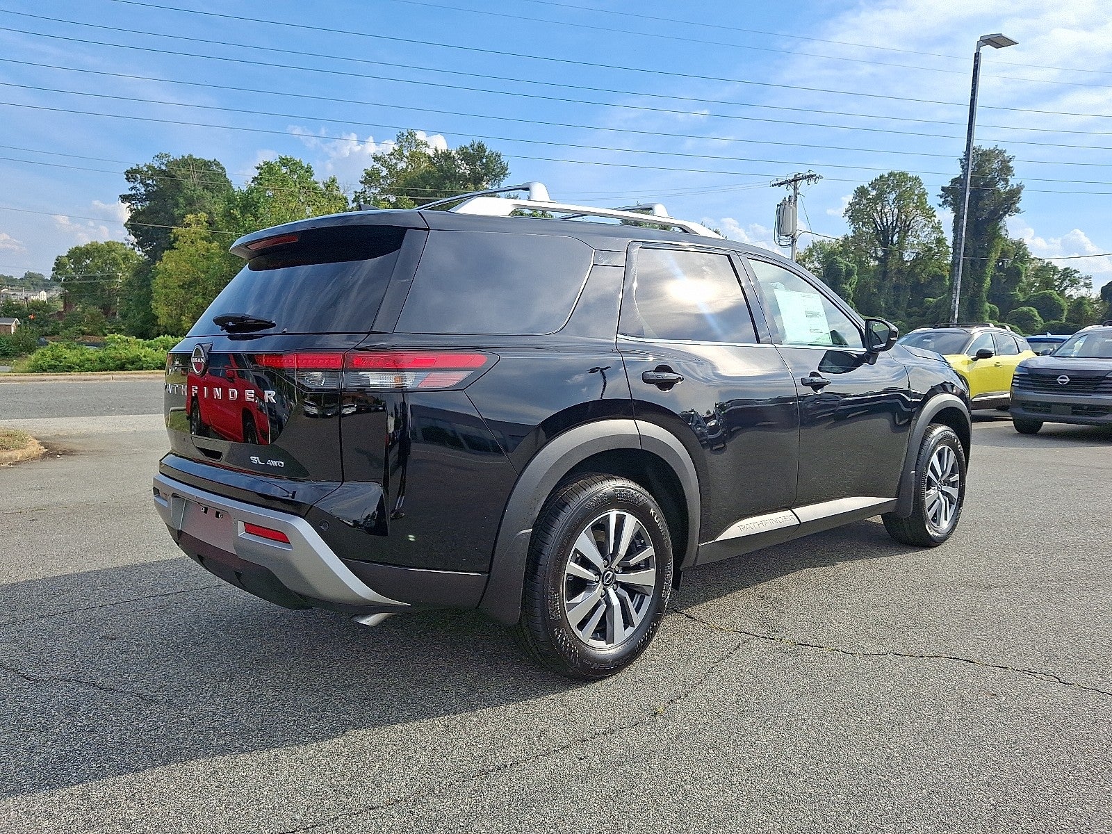 2025 Nissan Pathfinder SL