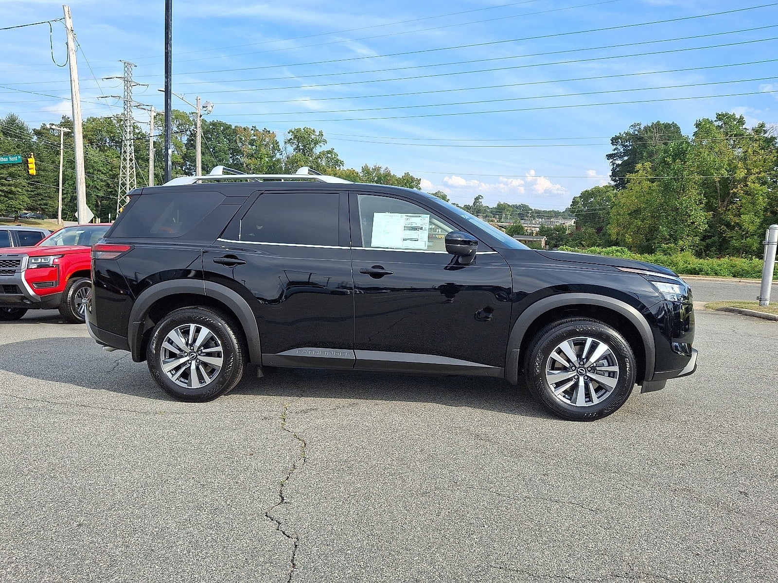 2025 Nissan Pathfinder SL