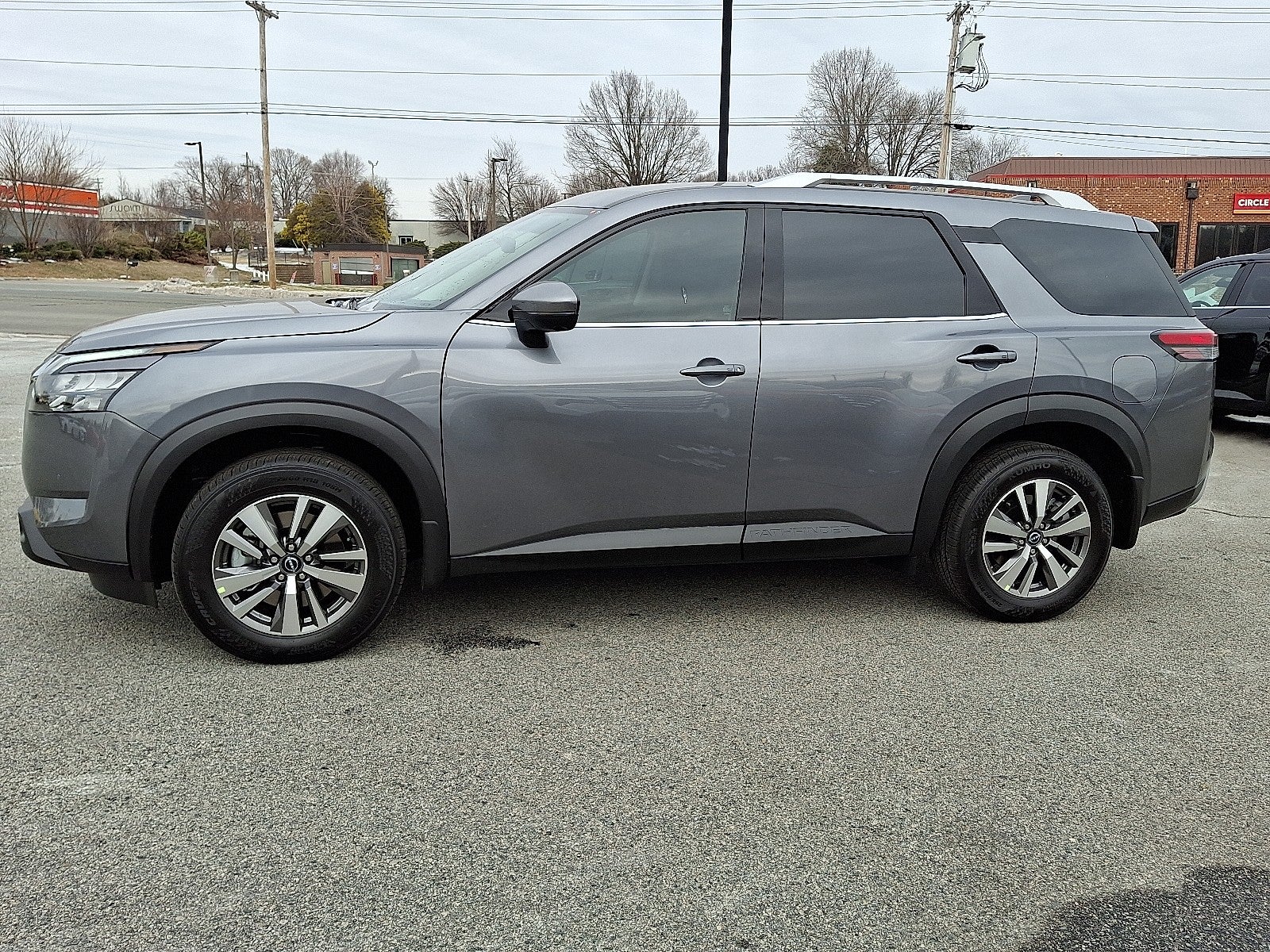 2025 Nissan Pathfinder SL