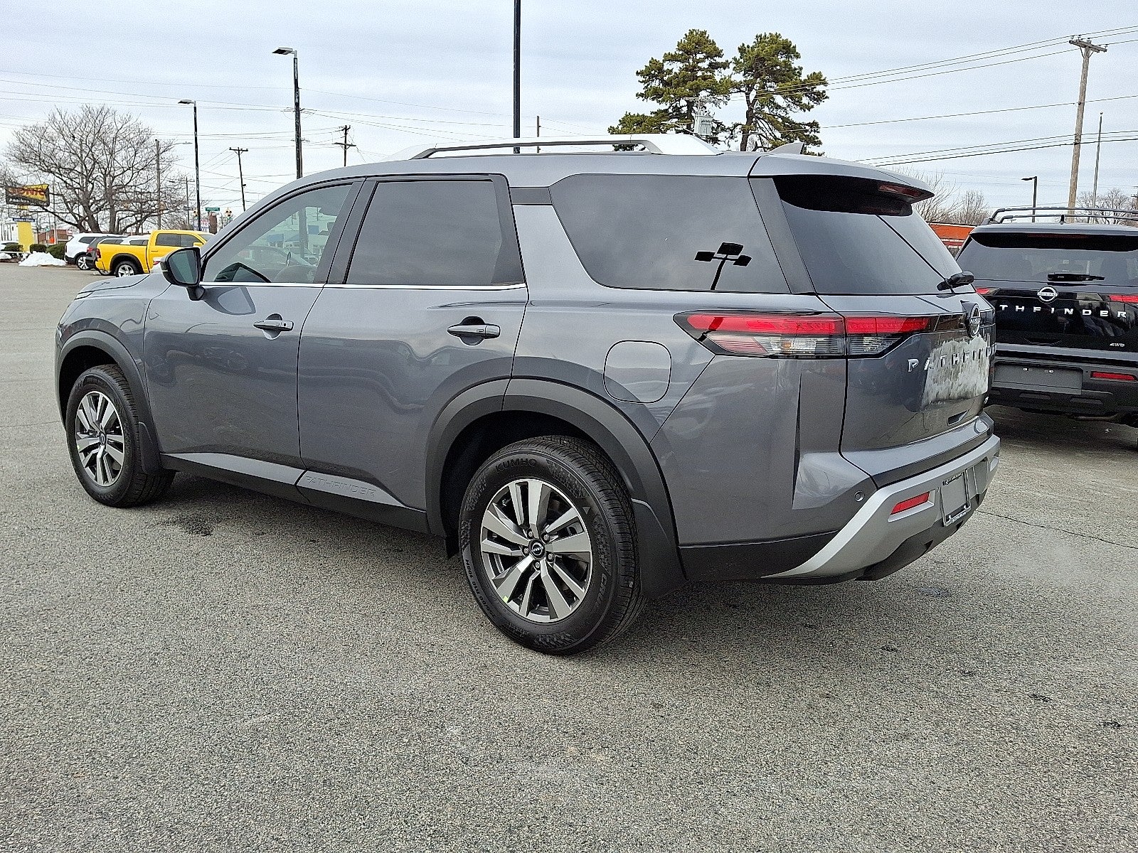 2025 Nissan Pathfinder SL