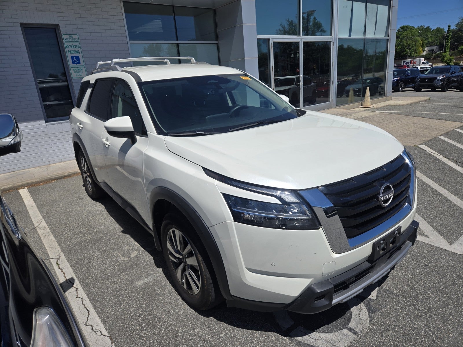 2023 Nissan Pathfinder SL