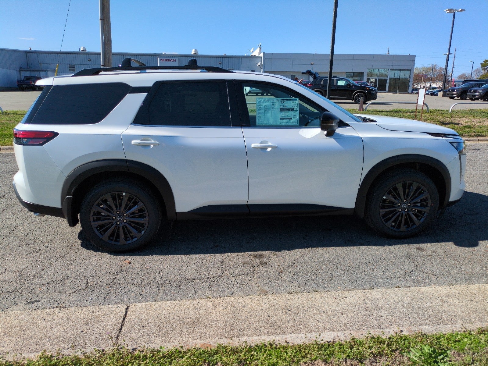 2026 Nissan Pathfinder SL